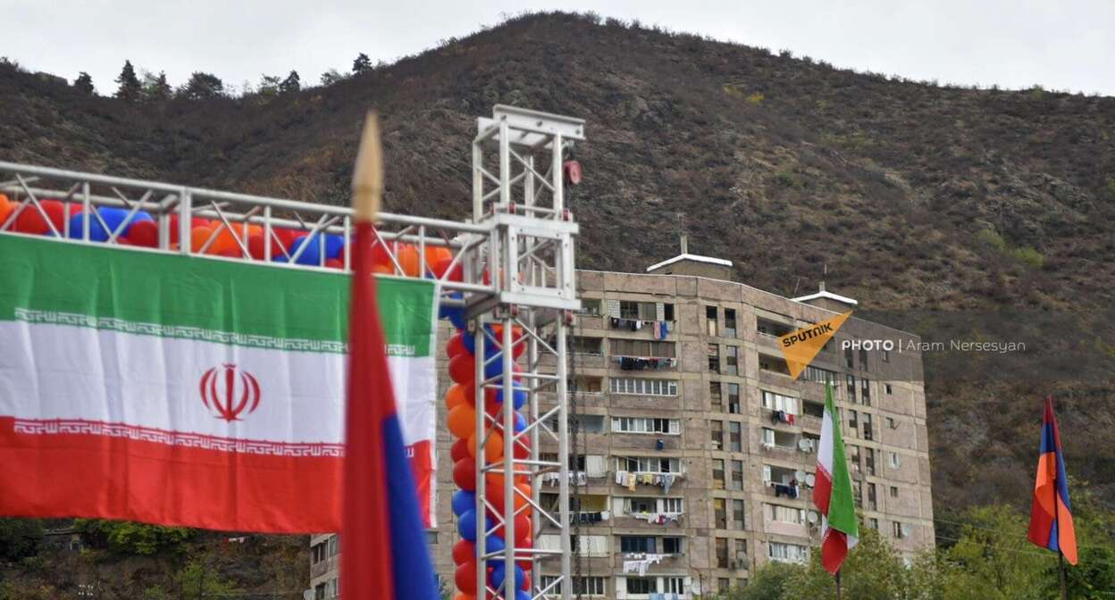 Флаги Армении и Ирана. Фото https://ru.armeniasputnik.am/20221024/faktor-irana-dlya-armenii-i-vsego-yuzhnogo-kavkaza-chto-stalo-nepriyatnym-syurprizom-dlya-zapada-50324049.html Флаги Армении и Ирана. Фото https://ru.armeniasputnik.am/20221024/faktor-irana-dlya-armenii-i-vsego-yuzhnogo-kavkaza-chto-stalo-nepriyatnym-syurprizom-dlya-zapada-50324049.html