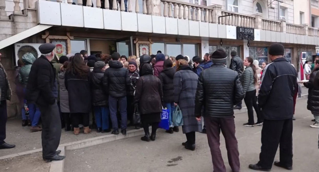 Очередь в один из магазинов Степанакерта. Стоп-кадр из видео https://www.youtube.com/watch?v=0h-YwhHRi8w Очередь в один из магазинов Степанакерта. Стоп-кадр из видео https://www.youtube.com/watch?v=0h-YwhHRi8w