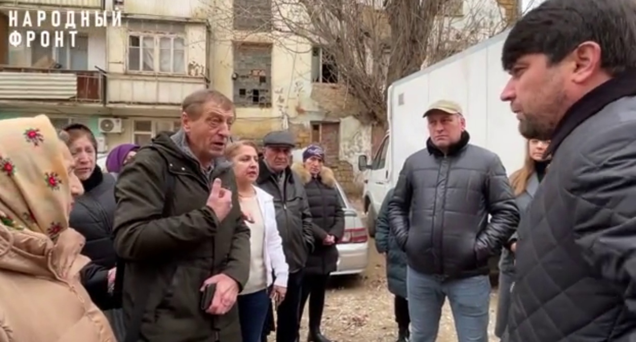 Жильцы общежития на встрече с представителями властей. Кадр видео регионального отделения Народного фронта в Дагестане https://t.me/onfdagestan/946 Жильцы общежития на встрече с представителями властей. Кадр видео регионального отделения Народного фронта в Дагестане https://t.me/onfdagestan/946
