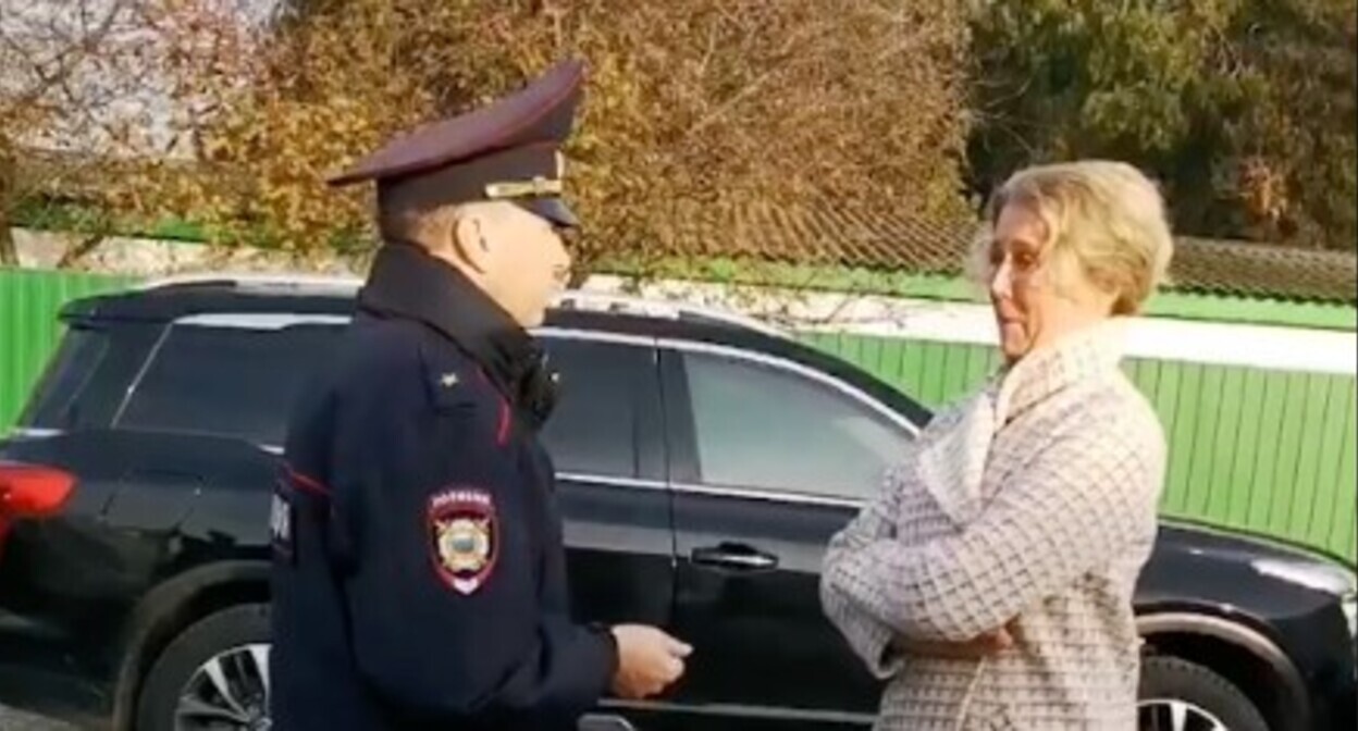 Полицейский беседует с Натальей Гаряевой. 16 ноября 2022 года. Фото Вадима Мотовилова, предоставлено "Кавказскому узлу" автором. Полицейский беседует с Натальей Гаряевой. 16 ноября 2022 года. Фото Вадима Мотовилова, предоставлено "Кавказскому узлу" автором.