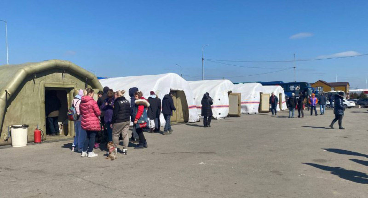 Беженцы из Донбасса в Ростовской области. Фото: пресс-служба управления МЧС по Ростовской области. https://t.me/mchs_rostov/809 Беженцы из Донбасса в Ростовской области. Фото: пресс-служба управления МЧС по Ростовской области. https://t.me/mchs_rostov/809