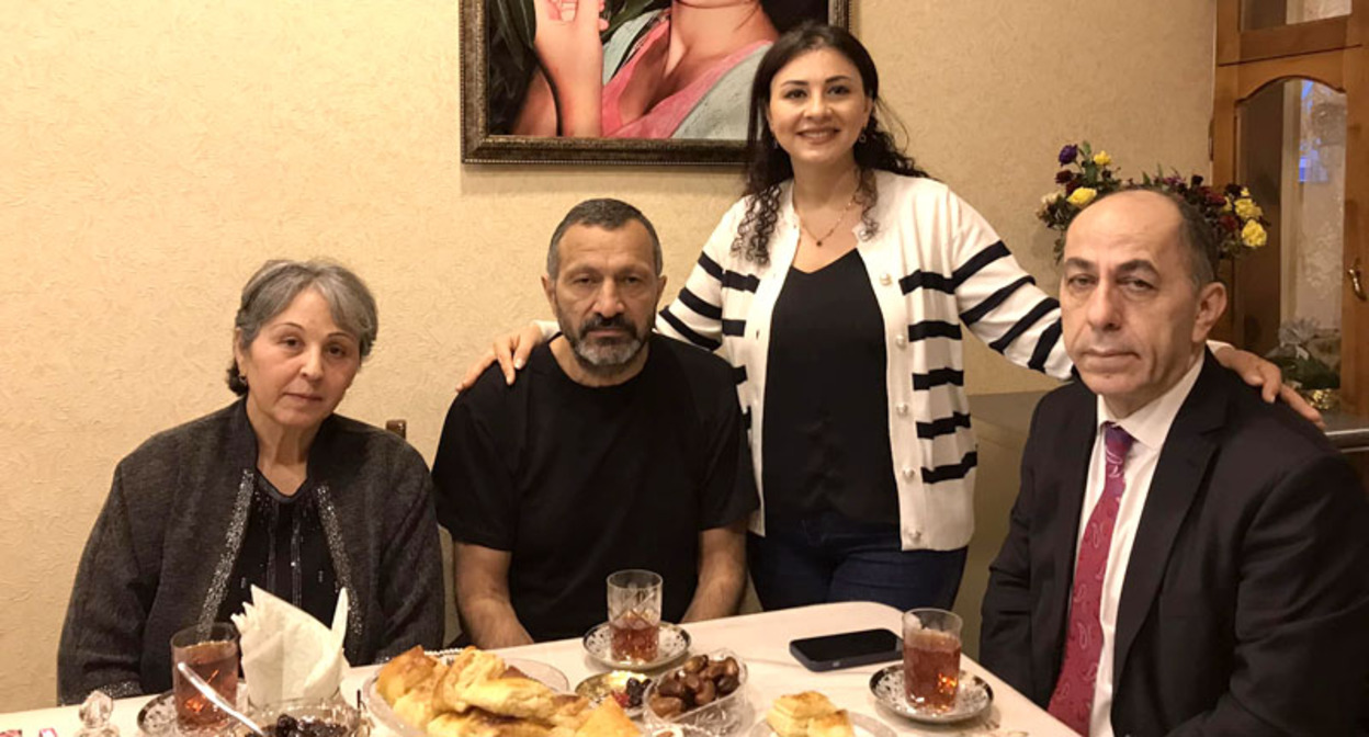 Мая Ягублу, Тофиг Ягублу, Нигяр Хази, Адиль Гейбулла. Фото: Нигяр Хази https://www.facebook.com/nigar.yaqublu.3 Деятельность компании Meta (владеет Facebook, Instagram и WhatsApp) запрещена в России Мая Ягублу, Тофиг Ягублу, Нигяр Хази, Адиль Гейбулла. Фото: Нигяр Хази https://www.facebook.com/nigar.yaqublu.3 Деятельность компании Meta (владеет Facebook, Instagram и WhatsApp) запрещена в России