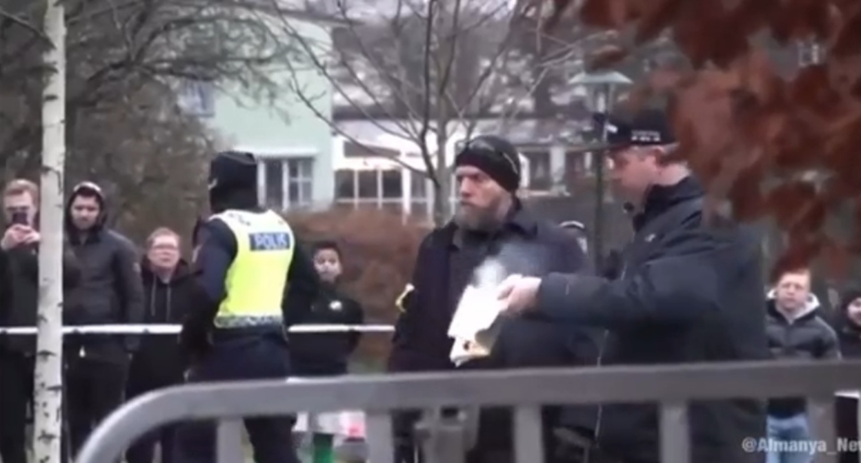 Акция с сожжением Корана в Стокгольме. Кадр видео, опубликованного в сообществе "Zа Единую Русь | Za Путина" https://vk.com/video-194331569_456245053 Акция с сожжением Корана в Стокгольме. Кадр видео, опубликованного в сообществе "Zа Единую Русь | Za Путина" https://vk.com/video-194331569_456245053