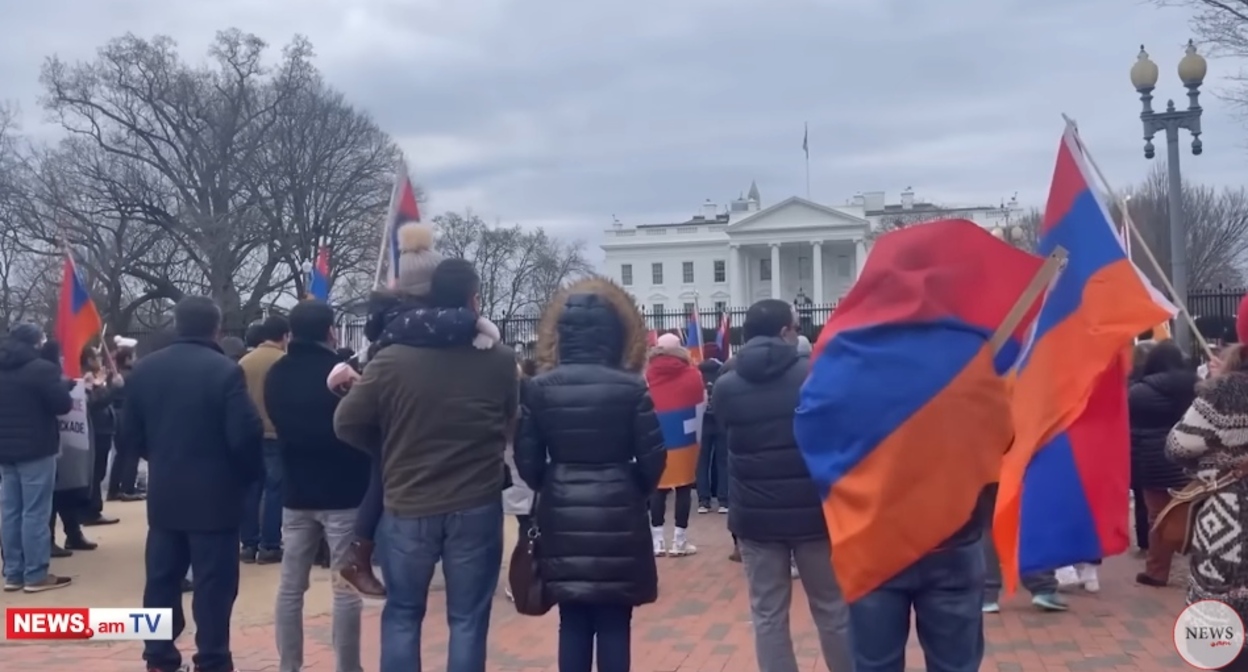 Акция протеста в Вашингтоне. Кадр видео News.am https://www.youtube.com/watch?v=HZohToKcxHA Акция протеста в Вашингтоне. Кадр видео News.am https://www.youtube.com/watch?v=HZohToKcxHA