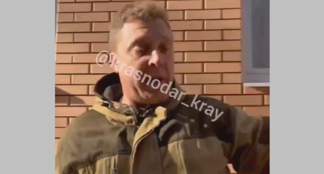 Участник уличного конфликта в Краснодаре. Кадр видео из телеграм-канала "Краснодар край" https://t.me/s/krasnodarkray1/13874 Участник уличного конфликта в Краснодаре. Кадр видео из телеграм-канала "Краснодар край" https://t.me/s/krasnodarkray1/13874