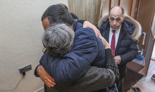 Супруга встречает дома Тофига Ягублу после освобождения из-под ареста. Баку, 22 января 2023 года. Фото Азиза Каримова для "Кавказского узла".