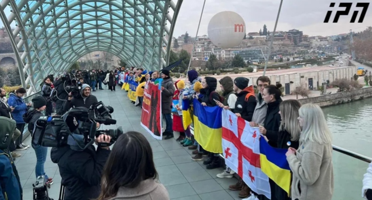 Акция солидарности с украинским народом. Тбилиси, 22 января 2023 года. Фото: "ИнтерпрессНьюс" https://www.interpressnews.ge/ka/article/741953-tbilisshi-ukrainis-ertobis-dgestan-dakavshirebit-solidarobis-akcia-gaimarta-mokalakeebma-mshvidobis-xidze-cocxali-jachvi-shekres Акция солидарности с украинским народом. Тбилиси, 22 января 2023 года. Фото: "ИнтерпрессНьюс" https://www.interpressnews.ge/ka/article/741953-tbilisshi-ukrainis-ertobis-dgestan-dakavshirebit-solidarobis-akcia-gaimarta-mokalakeebma-mshvidobis-xidze-cocxali-jachvi-shekres