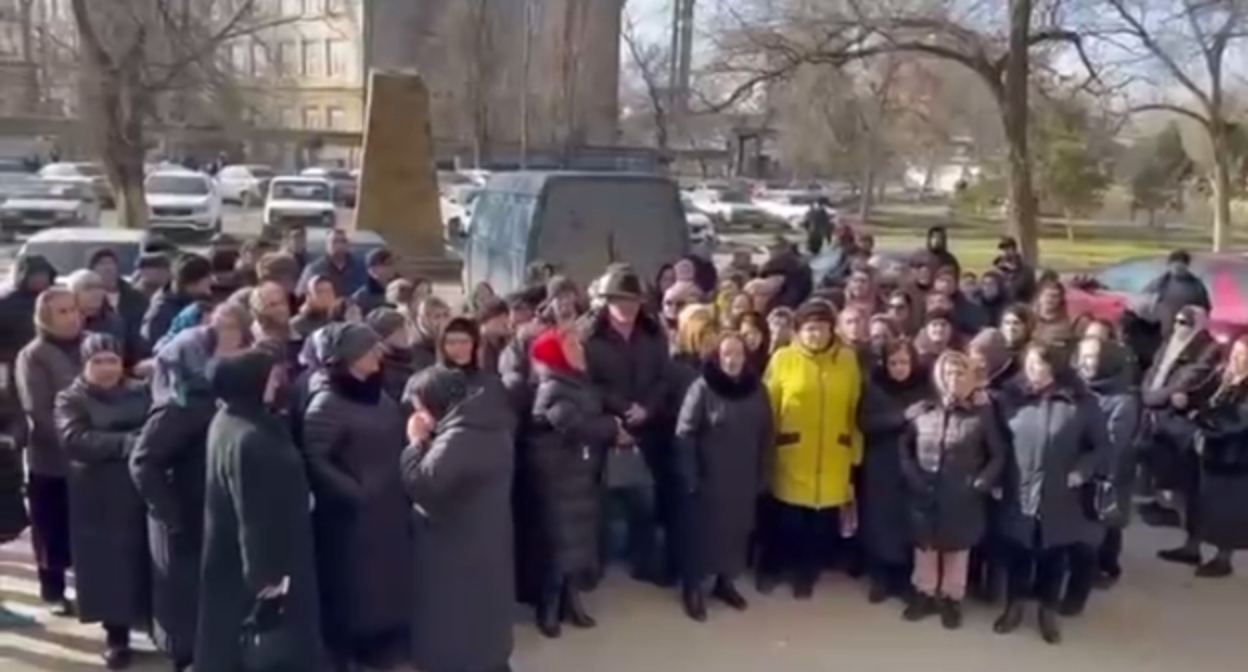 Сход жителей Каспийска, стоп-кадр видео тг-канала "Черновик", https://t.me/chernovik/44642 Сход жителей Каспийска, стоп-кадр видео тг-канала "Черновик", https://t.me/chernovik/44642