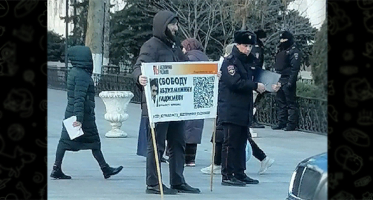 Идрис Юсупов провел в центре Махачкалы одиночный пикет в поддержку арестованного редактора "Черновика" Абдулмумина Гаджиева. Махачкала, 23 января 2023 г. Скриншот https://t.me/chernovik/44670 Идрис Юсупов провел в центре Махачкалы одиночный пикет в поддержку арестованного редактора "Черновика" Абдулмумина Гаджиева. Махачкала, 23 января 2023 г. Скриншот https://t.me/chernovik/44670