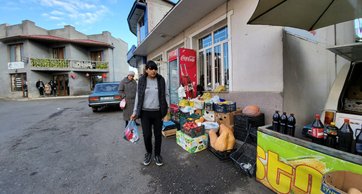 Жители Степанакерта на улицах города. Фото Алвард Григорян для "Кавказского узла" Жители Степанакерта на улицах города. Фото Алвард Григорян для "Кавказского узла"