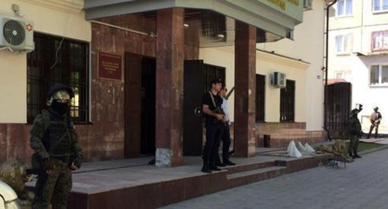 Нальчикский гарнизонный военный суд. Фото: пресс-служба Нальчикского гарнизонного военного суда http://nalchikskygvs.kbr.sudrf.ru/modules.php?name=press_dep&op=1&did=254 Нальчикский гарнизонный военный суд. Фото: пресс-служба Нальчикского гарнизонного военного суда http://nalchikskygvs.kbr.sudrf.ru/modules.php?name=press_dep&op=1&did=254