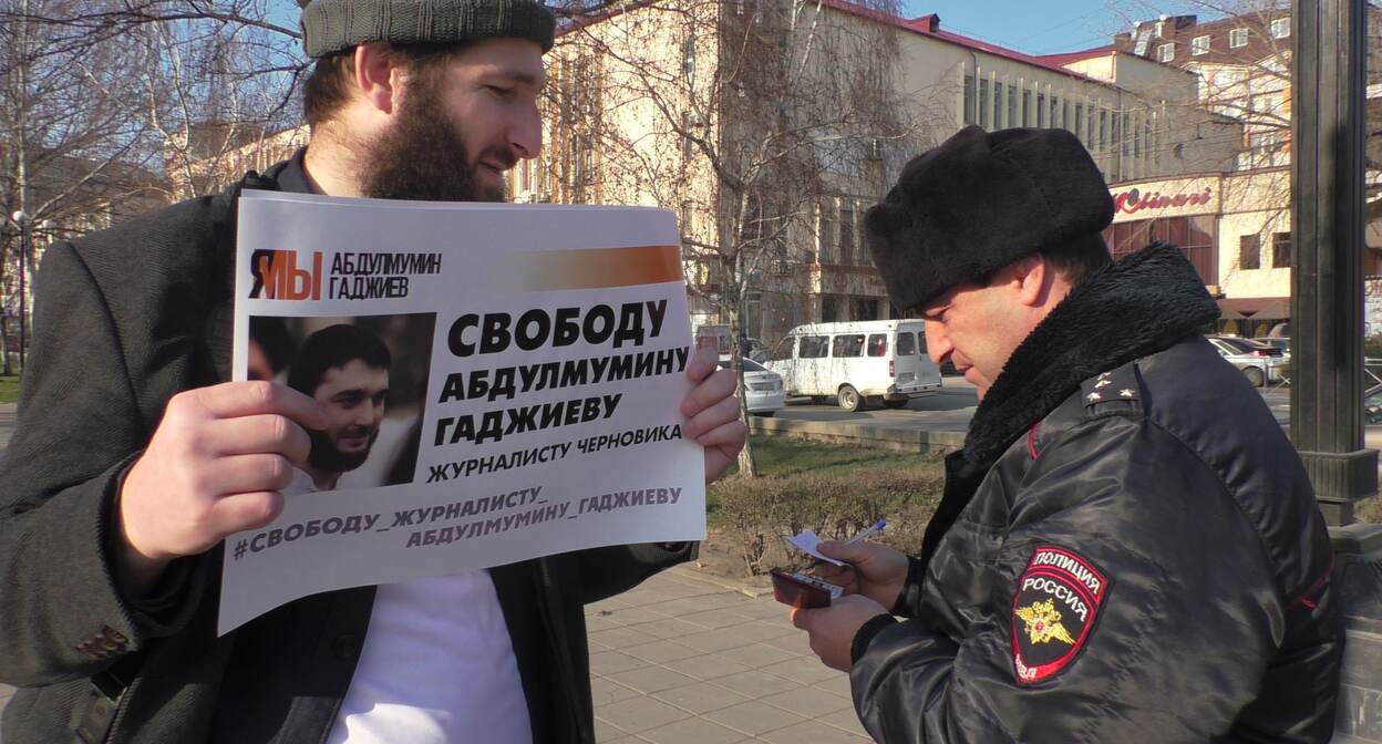 Идрис Юсупов общается с сотрудником полиции во время пикета. Фото корреспондента "Кавказского узла". Идрис Юсупов общается с сотрудником полиции во время пикета. Фото корреспондента "Кавказского узла".