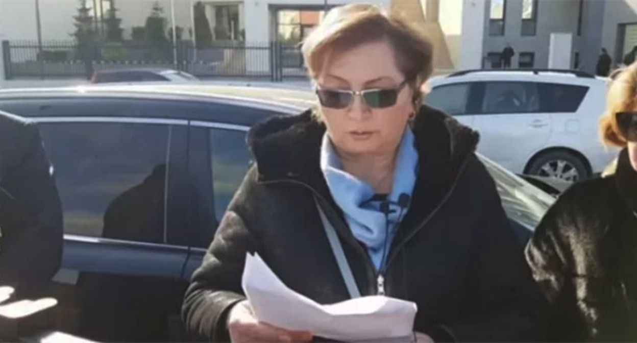 Супруга арестованного в Азербайджане журналиста Аваза Зейналлы Малахат Гисури сегодня провела акцию протеста перед зданием Следственного управления Генпрокуратуры. Фото: https://www.turan.az Супруга арестованного в Азербайджане журналиста Аваза Зейналлы Малахат Гисури сегодня провела акцию протеста перед зданием Следственного управления Генпрокуратуры. Фото: https://www.turan.az