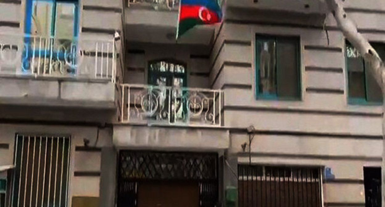 Посольство Азербайджана в Иране. Фото: https://en.mehrnews.com/news/196668/One-killed-two-injured-in-attack-on-Azeri-embassy-VIDEO Посольство Азербайджана в Иране. Фото: https://en.mehrnews.com/news/196668/One-killed-two-injured-in-attack-on-Azeri-embassy-VIDEO