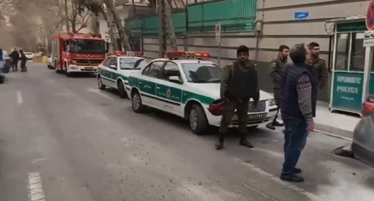Полицейские машины возле посольства Азербайджана в Тегеране. Фото: Хабар 24 https://el.kz Полицейские машины возле посольства Азербайджана в Тегеране. Фото: Хабар 24 https://el.kz