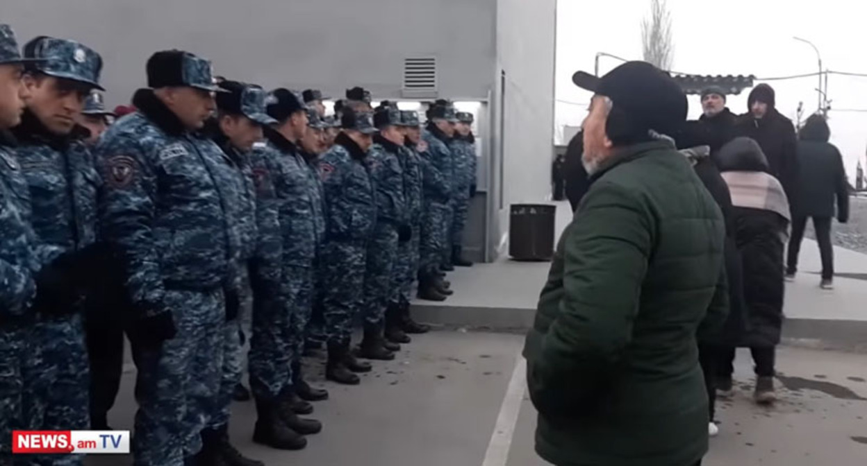 Родственники погибших солдат на акции протеста в Ереване. Стоп-кадр из видео https://www.youtube.com/watch?v=788gNDQ4Vxs&t=37s Родственники погибших солдат на акции протеста в Ереване. Стоп-кадр из видео https://www.youtube.com/watch?v=788gNDQ4Vxs&t=37s