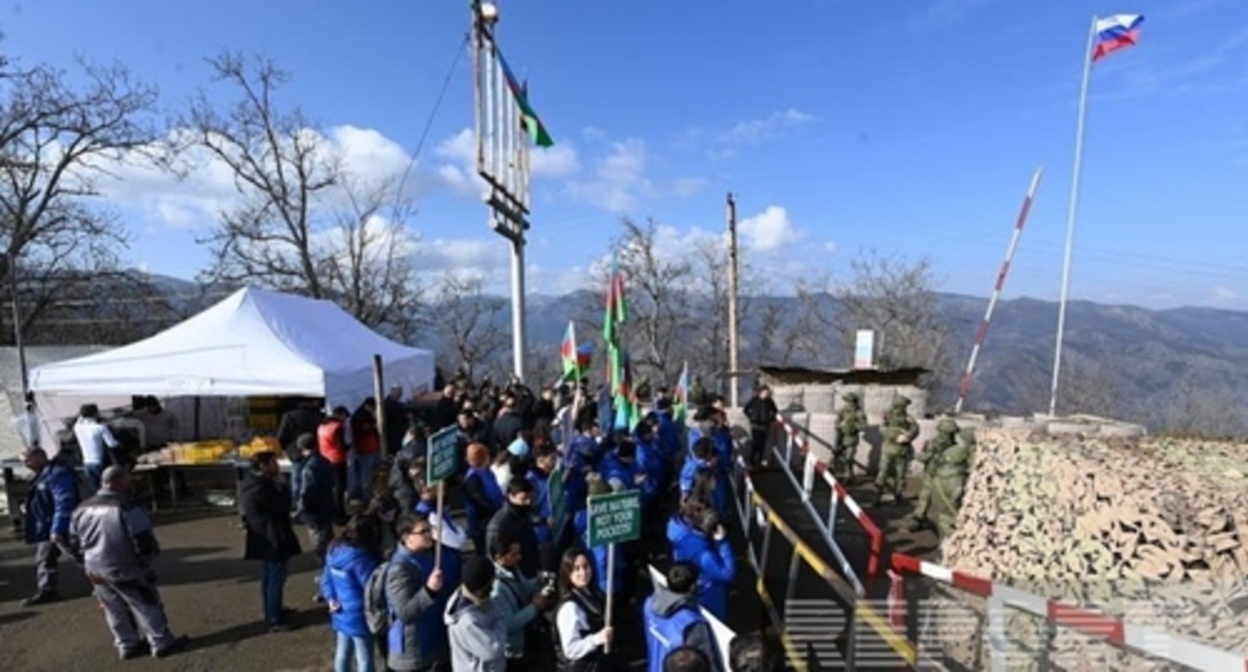 Акция протеста на трассе из Степанакерта (Ханкенди) в Армению. Фото: Report https://report.az/ru/karabakh/rastet-chislo-uchastnikov-akcii-na-doroge-hankendi-lachyn/ Акция протеста на трассе из Степанакерта (Ханкенди) в Армению. Фото: Report https://report.az/ru/karabakh/rastet-chislo-uchastnikov-akcii-na-doroge-hankendi-lachyn/