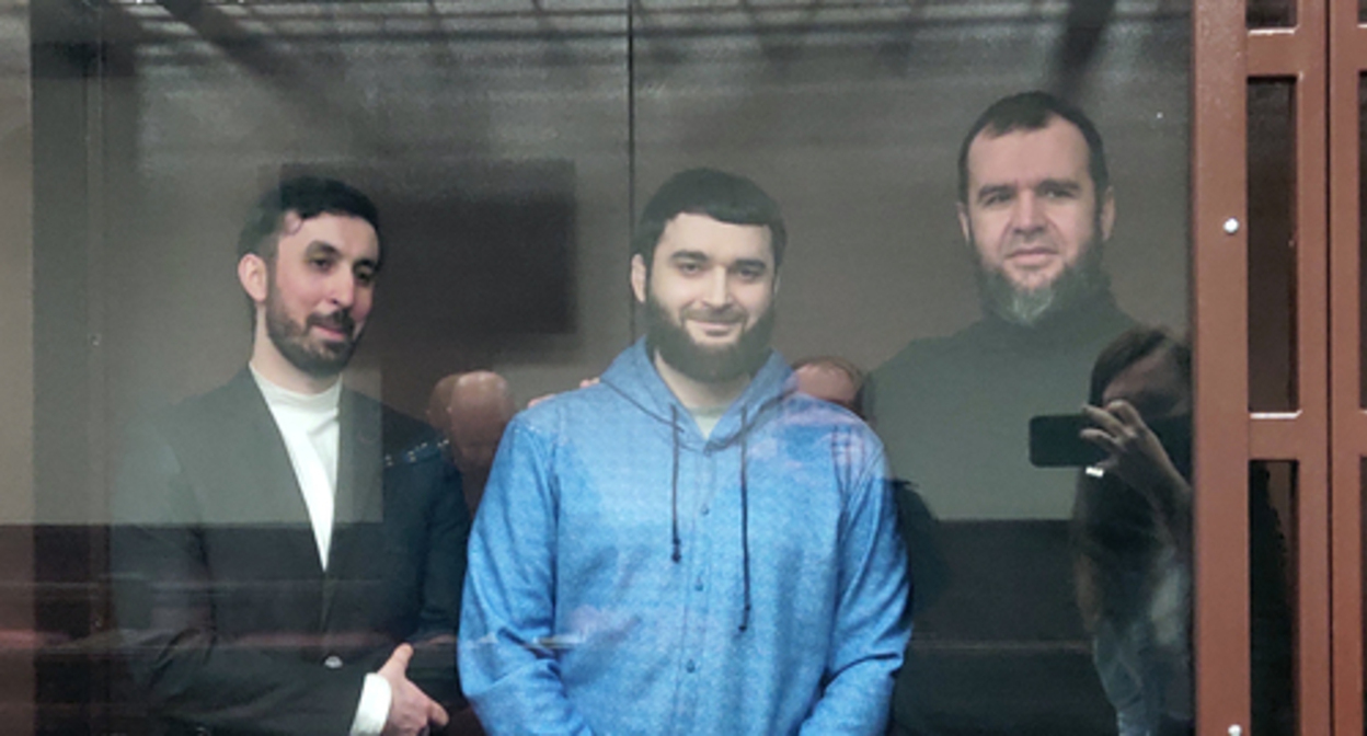 Кемал Тамбиев, Абдулмумин Гаджиев и Абубакар Ризванов в зале суда. 2021 год. Фото Константина Волгина для "Кавказского узла". Кемал Тамбиев, Абдулмумин Гаджиев и Абубакар Ризванов в зале суда. 2021 год. Фото Константина Волгина для "Кавказского узла".