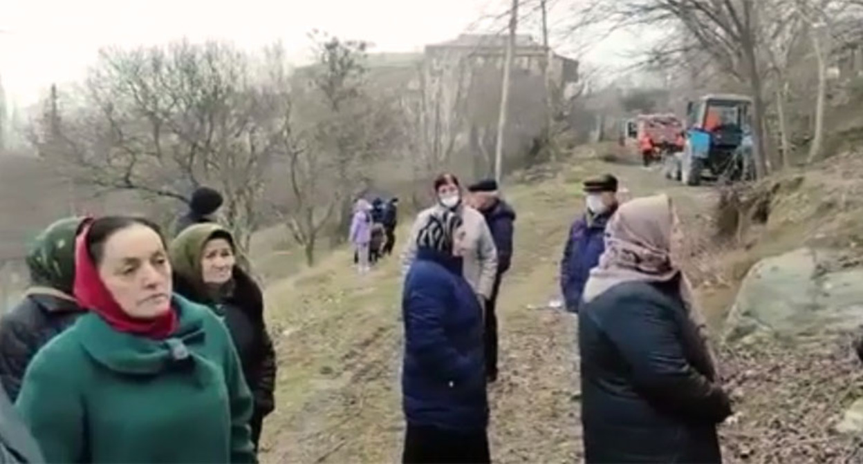 Жители Махачкалы во время схода против вырубки парка. Стоп-кадр из видео на странице https://www.instagram.com/p/CoAE1B9oTfm/ Жители Махачкалы во время схода против вырубки парка. Стоп-кадр из видео на странице https://www.instagram.com/p/CoAE1B9oTfm/