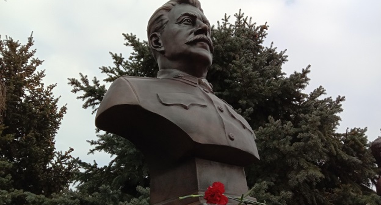Бюст Сталина в Волгограде, 1 февраля 2023 года. Фото Вячеслава Ященко для "Кавказского узла". Бюст Сталина в Волгограде, 1 февраля 2023 года. Фото Вячеслава Ященко для "Кавказского узла".
