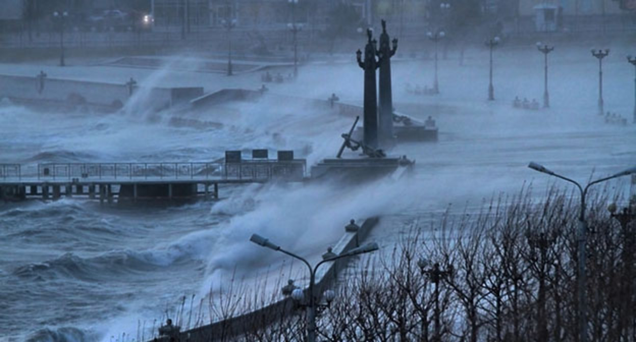 Ураган в Новороссийске. Фото: Александр Голубитченко / Югополис Ураган в Новороссийске. Фото: Александр Голубитченко / Югополис