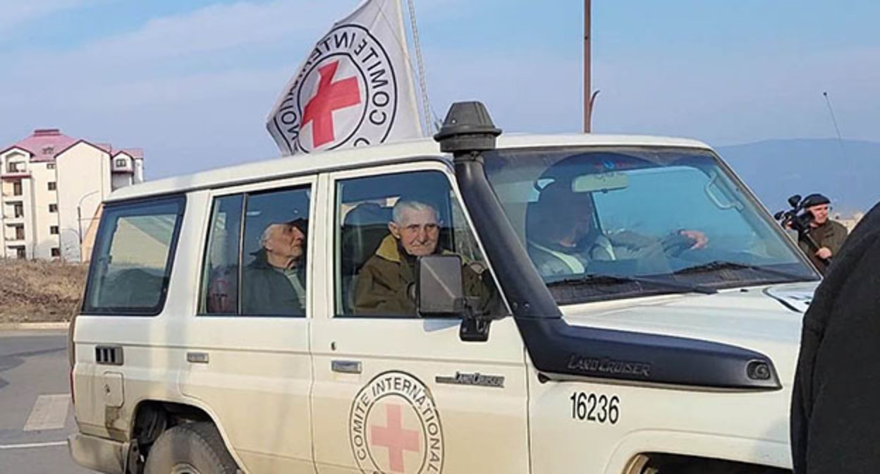 Автомобиль Красного Креста в Степанакерте. Фото Алвард Григорян для "Кавказского узла" Автомобиль Красного Креста в Степанакерте. Фото Алвард Григорян для "Кавказского узла"