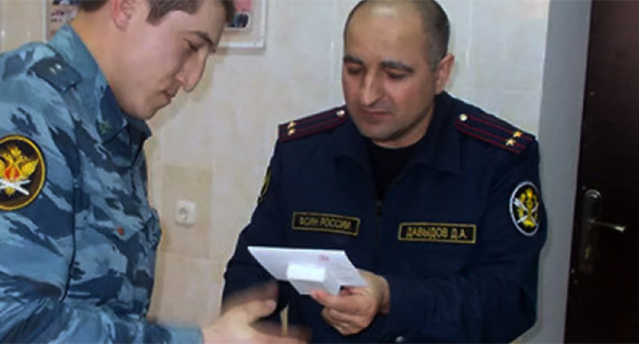 Дауд Давыдов (справа). Фото: https://chernovik.net/content/respublika/hozyayka-sizo Дауд Давыдов (справа). Фото: https://chernovik.net/content/respublika/hozyayka-sizo