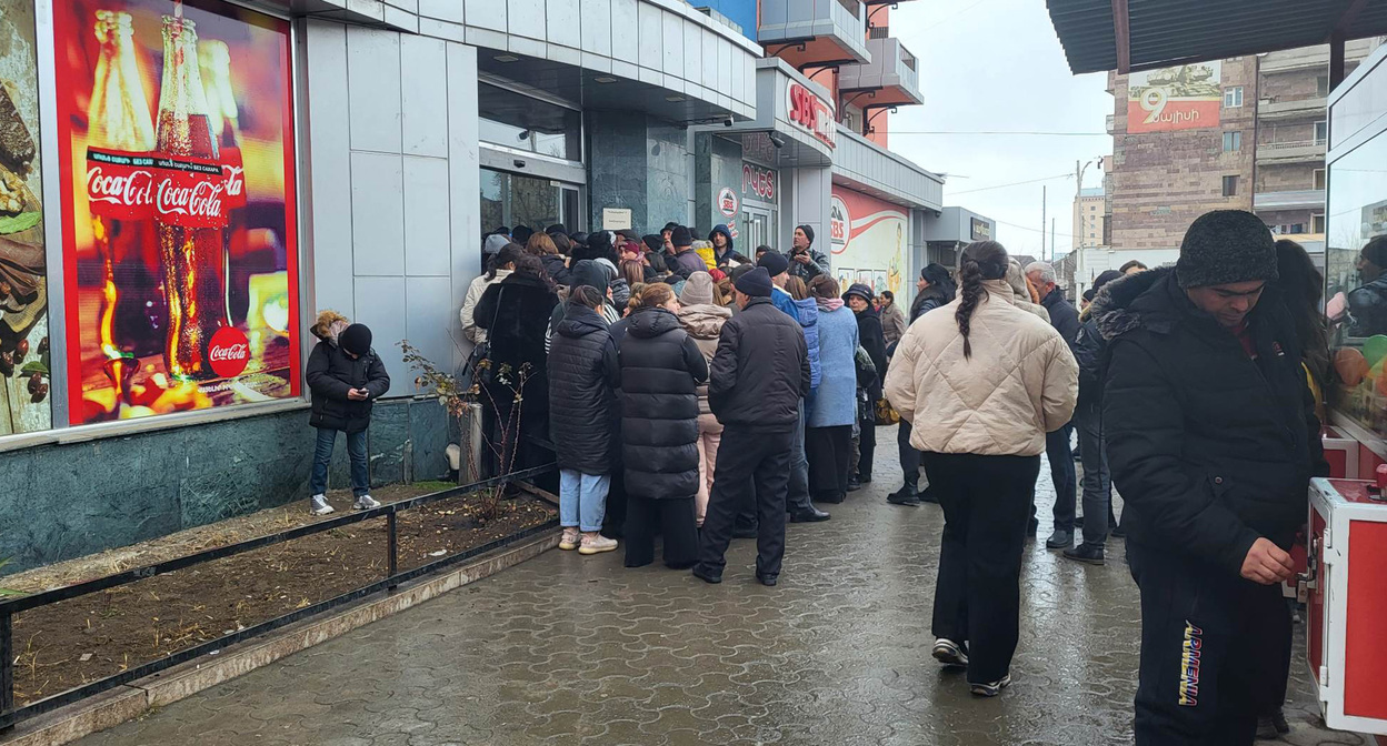 Жители Степанакерта на улицах города. Фото Алвард Григорян для "Кавказского узла" Жители Степанакерта на улицах города. Фото Алвард Григорян для "Кавказского узла"