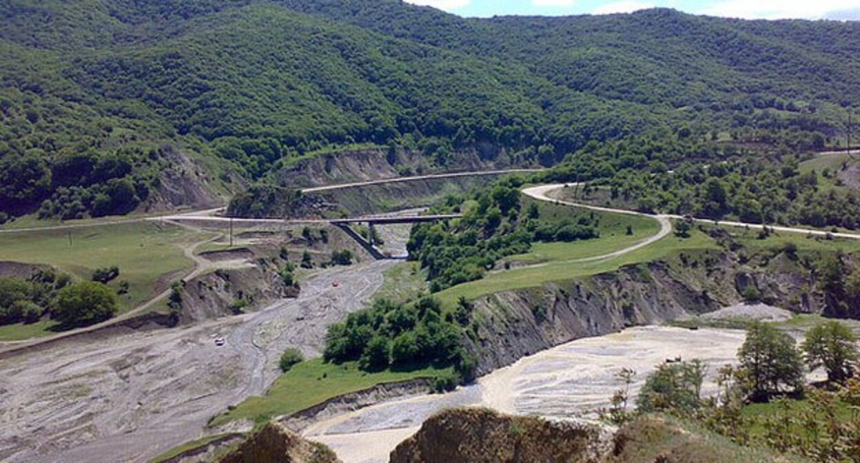 Территория Ауховского района Дагестана. Фото Дагиров Умар https://ru.wikipedia.org/wiki/Ауховский_район#/media/Файл:ГӀурий_а,_Сал-хи_а_вовшахкхетар,_аьтту_агӀора_ГӀурий,_аьрру_–_Сал-хи.jpg Территория Ауховского района Дагестана. Фото Дагиров Умар https://ru.wikipedia.org/wiki/Ауховский_район#/media/Файл:ГӀурий_а,_Сал-хи_а_вовшахкхетар,_аьтту_агӀора_ГӀурий,_аьрру_–_Сал-хи.jpg