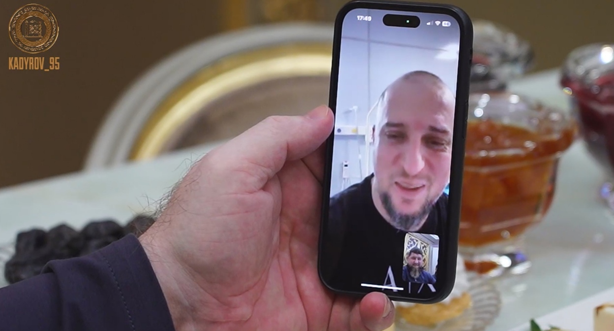 Апти Алаудинов рассказывает главе Чечни подробности инцидента. Кадр видео из телеграм-канала Рамзана Кадырова https://t.me/RKadyrov_95/3349 Апти Алаудинов рассказывает главе Чечни подробности инцидента. Кадр видео из телеграм-канала Рамзана Кадырова https://t.me/RKadyrov_95/3349