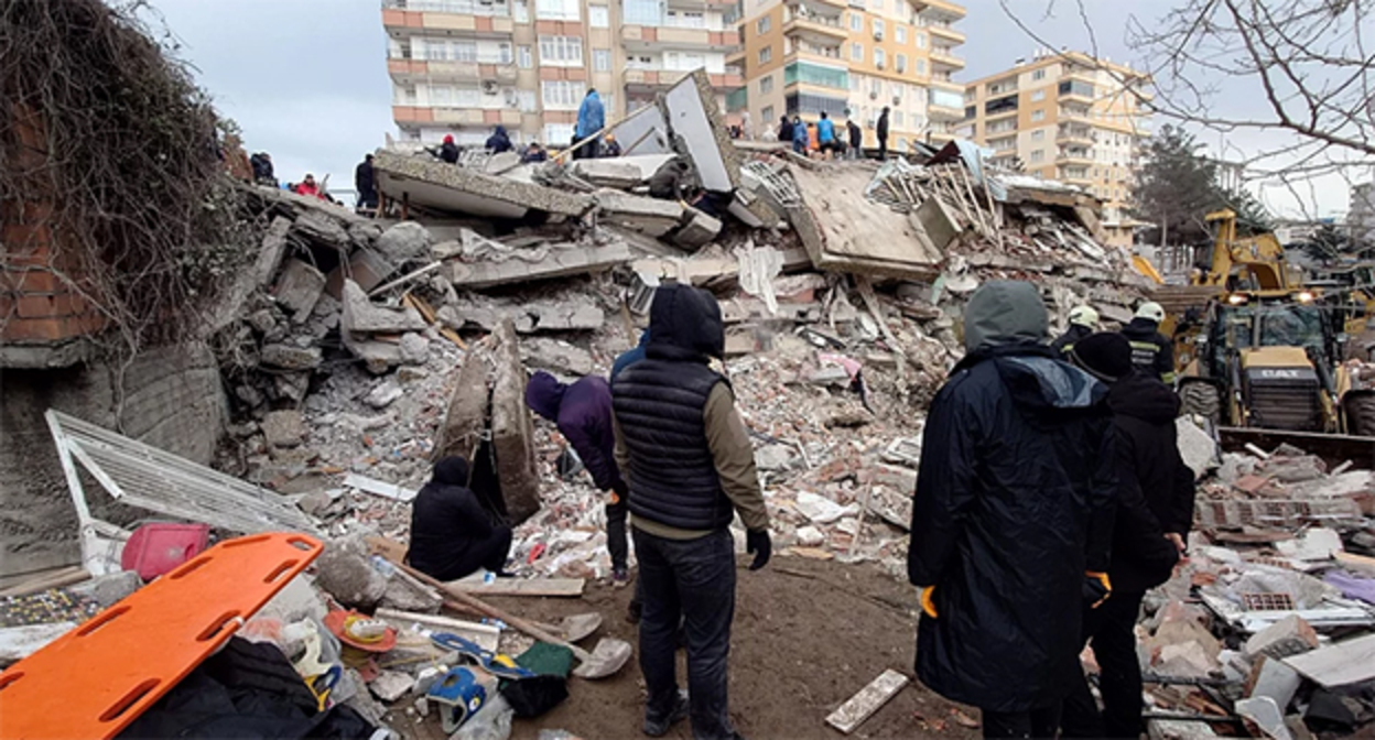 Землетрясение в Турции. Фото: VOA. https://www.voaturkce.com/a/izmir-deprem-bolgesine-yardim-seferberligi/6949935.html https://ru.wikipedia.org Землетрясение в Турции. Фото: VOA. https://www.voaturkce.com/a/izmir-deprem-bolgesine-yardim-seferberligi/6949935.html https://ru.wikipedia.org