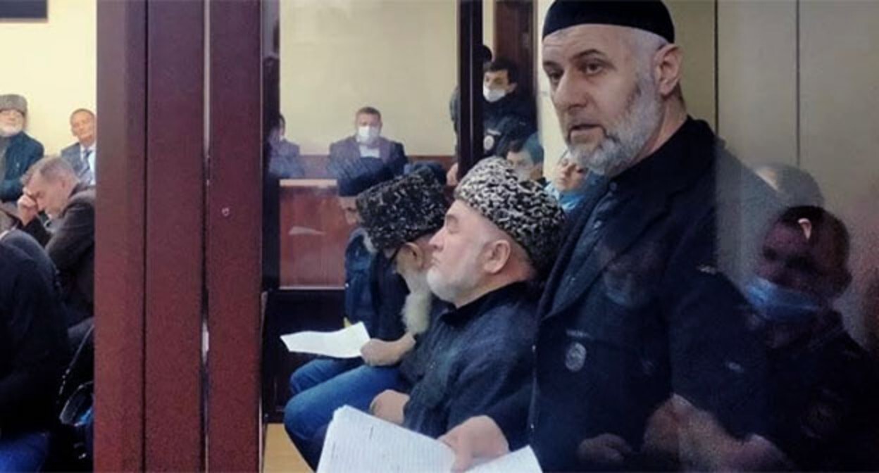 Ингушские активисты (на переднем плане Барах Чемурзиев) в зале суда, 2021 год. Фото корреспондента "Кавказского узла"