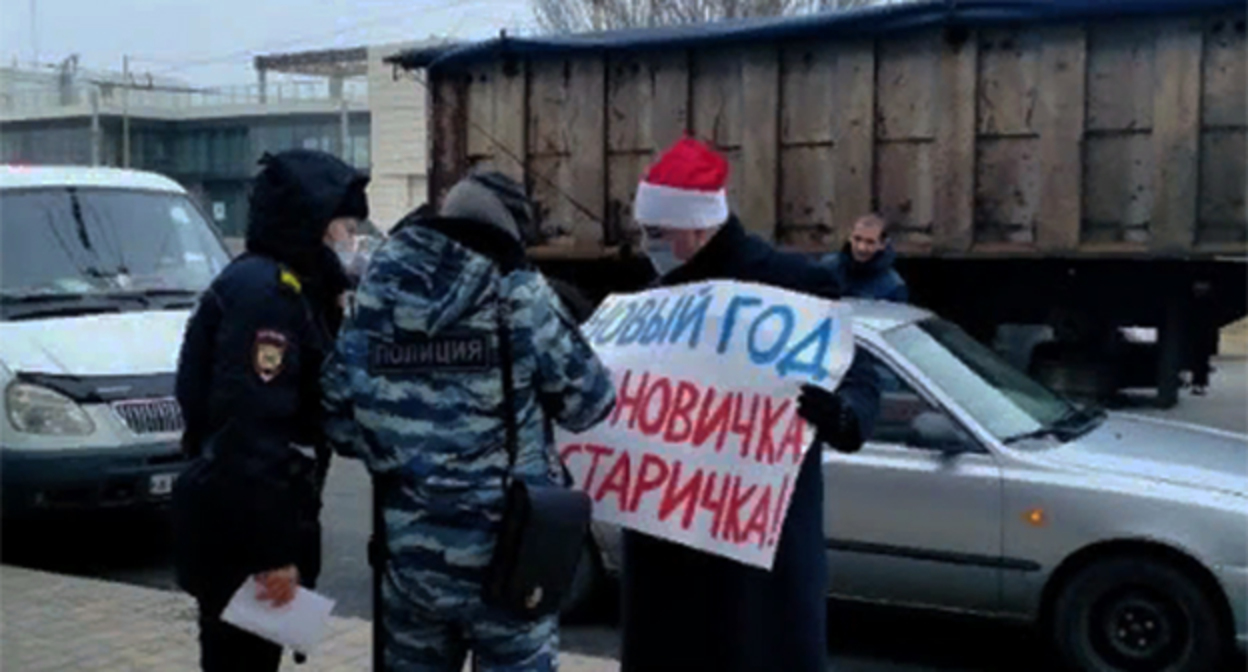 Сотрудники полиции общаются с Ярославом Савиным. Фото корреспондента "Кавказского узла" Сотрудники полиции общаются с Ярославом Савиным. Фото корреспондента "Кавказского узла"
