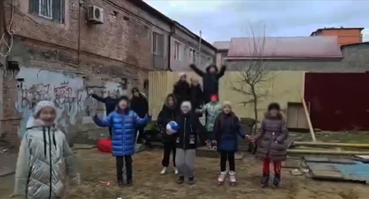 Дети на детской площадке во время акции протеста. Скриншот https://t.me/askrasul/37755 Дети на детской площадке во время акции протеста. Скриншот https://t.me/askrasul/37755