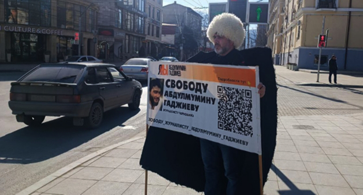 Салим Халитов в одиночном пикете. Махачкала, 20 февраля 2023 г. Скрнишот https://t.me/chernovik/46345 Салим Халитов в одиночном пикете. Махачкала, 20 февраля 2023 г. Скрнишот https://t.me/chernovik/46345