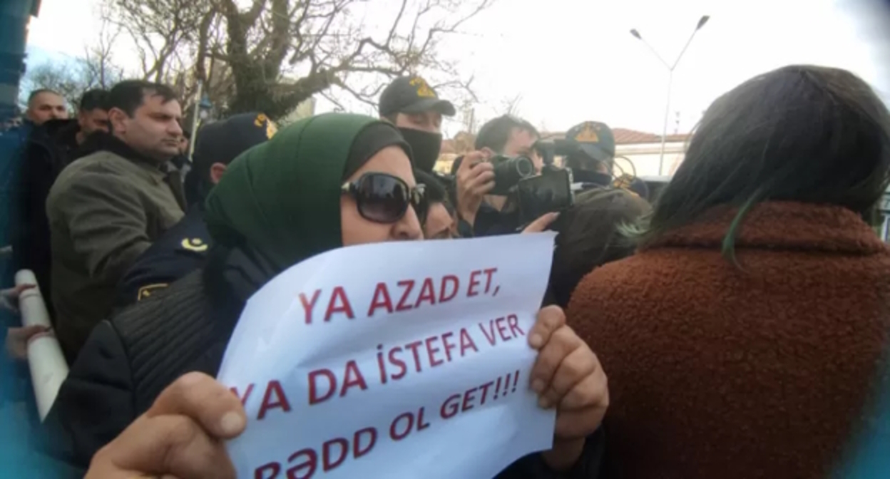 Участники акции в поддержку Гаджиева, надпись на плакате: "Или освободи, или подай в отставку. Убирайся!" Фото: https://www.turan.az/ext/news/2023/2/free/Social/ru/1806.htm Участники акции в поддержку Гаджиева, надпись на плакате: "Или освободи, или подай в отставку. Убирайся!" Фото: https://www.turan.az/ext/news/2023/2/free/Social/ru/1806.htm