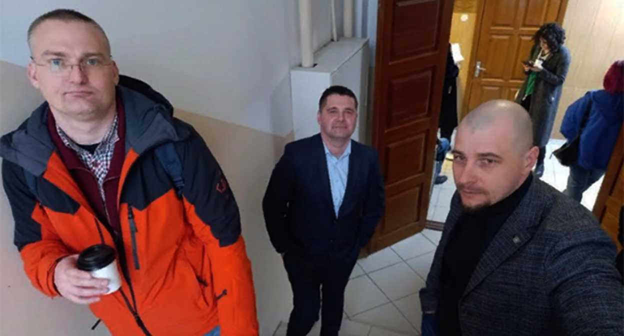 Михаил Беньяш* (слева) с группой поддержки в суде. Фото Анны Калашниковой для "Кавказского узла" * включен Минюстом в реестр иностранных агентов. Михаил Беньяш* (слева) с группой поддержки в суде. Фото Анны Калашниковой для "Кавказского узла" * включен Минюстом в реестр иностранных агентов.