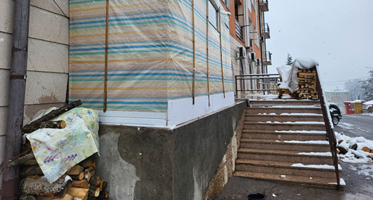 Дрова возле дома в Степанакерте. Февраль 2023 г. Фото Алвард Григорян для "Кавказского узла" Дрова возле дома в Степанакерте. Февраль 2023 г. Фото Алвард Григорян для "Кавказского узла"