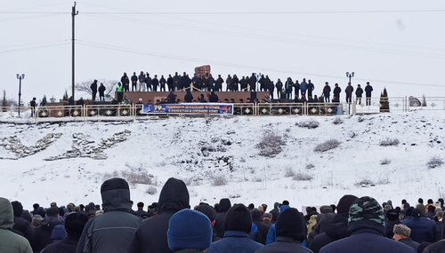 Участники траурного митинга в Новолакском районе Дагестана 23.02.23. Фото пресс-службы оргкомитета по проведению траурных мероприятий ко Дню памяти депортации чеченцев и ингушей.
