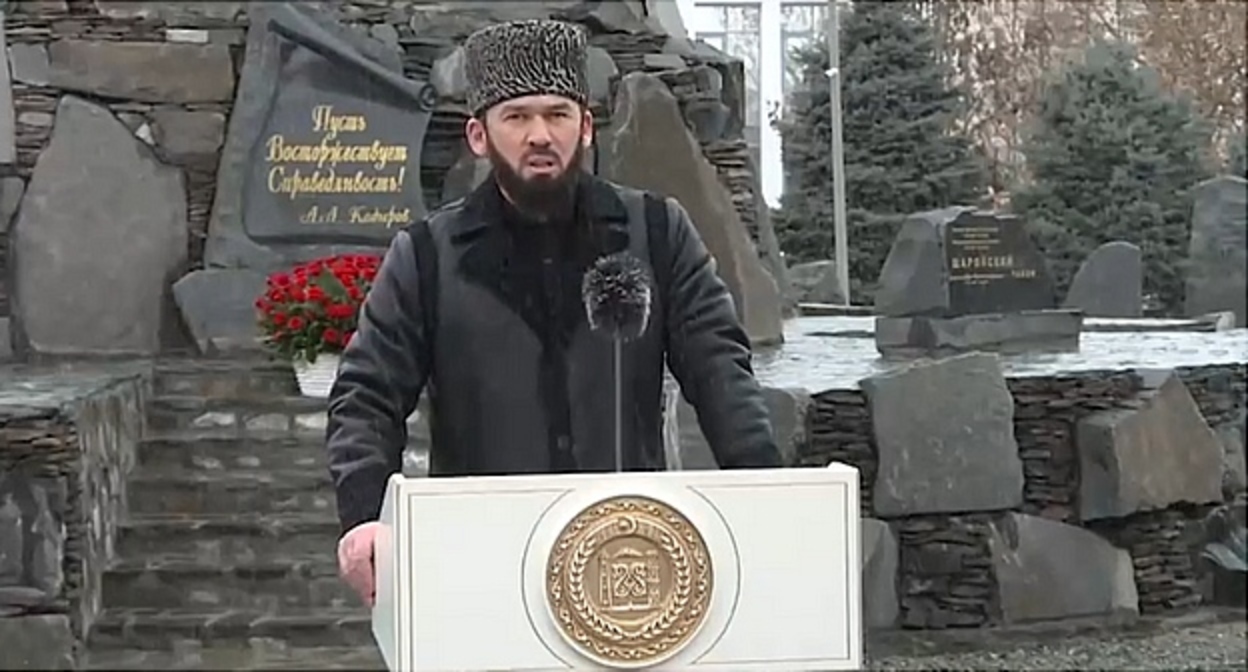 Магомед Даудов выступает на собрании в годовщину депортации чеченцев и ингушей. Кадр видео, опубликованного на странице Магомеда Даудова во "ВКонтакте" https://vk.com/magomeddaudov?w=wall275617275_27959 Магомед Даудов выступает на собрании в годовщину депортации чеченцев и ингушей. Кадр видео, опубликованного на странице Магомеда Даудова во "ВКонтакте" https://vk.com/magomeddaudov?w=wall275617275_27959