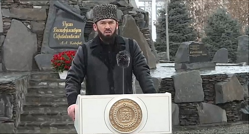 Магомед Даудов выступает на собрании в годовщину депортации чеченцев и ингушей. Кадр видео, опубликованного на странице Магомеда Даудова во "ВКонтакте" https://vk.com/magomeddaudov?w=wall275617275_27959