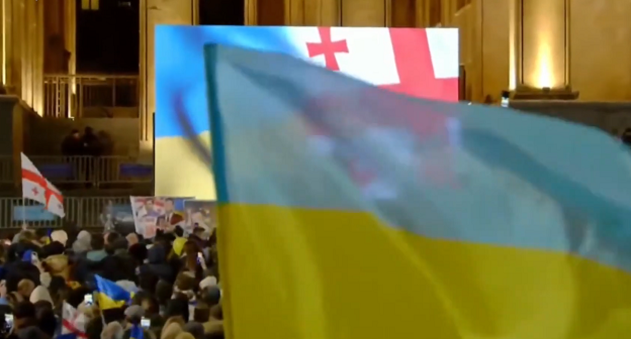 Кадр видео "Акция солидарности с Украиной в Тбилиси" на YouTube-канале "Эхо Кавказа". Кадр видео "Акция солидарности с Украиной в Тбилиси" на YouTube-канале "Эхо Кавказа".