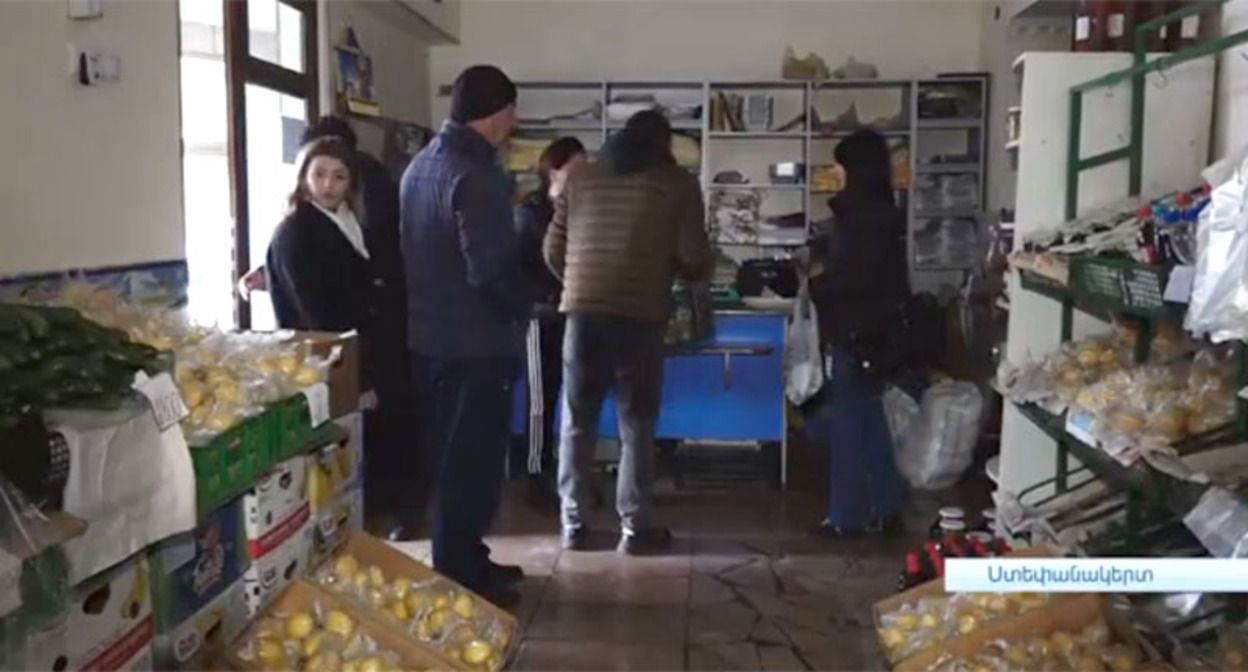 Покупатели в одном из магазинов Нагорного Карабаха. Стоп-кадр из видео https://www.youtube.com/watch?v=HrPIxHg38LU&t=5s Покупатели в одном из магазинов Нагорного Карабаха. Стоп-кадр из видео https://www.youtube.com/watch?v=HrPIxHg38LU&t=5s