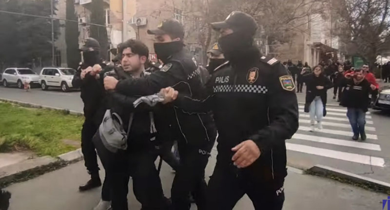 Задержание участника акции в поддержку Бахтияра Гаджиева в Баку. Стоп-кадр из видео https://www.youtube.com/watch?v=kZ1skSj3Dso&t=293s Задержание участника акции в поддержку Бахтияра Гаджиева в Баку. Стоп-кадр из видео https://www.youtube.com/watch?v=kZ1skSj3Dso&t=293s