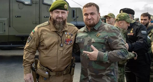 Рамзан Кадыров и Турпал-Али Ибрагимов (справа). Фото: Telegram-канал za_kra_bistriy_95 Рамзан Кадыров и Турпал-Али Ибрагимов (справа). Фото: Telegram-канал za_kra_bistriy_95