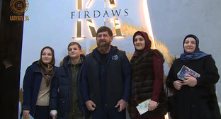 Рамзан Кадыров (в центре) со своей семьей. Фото: https://www.grozny-inform.ru