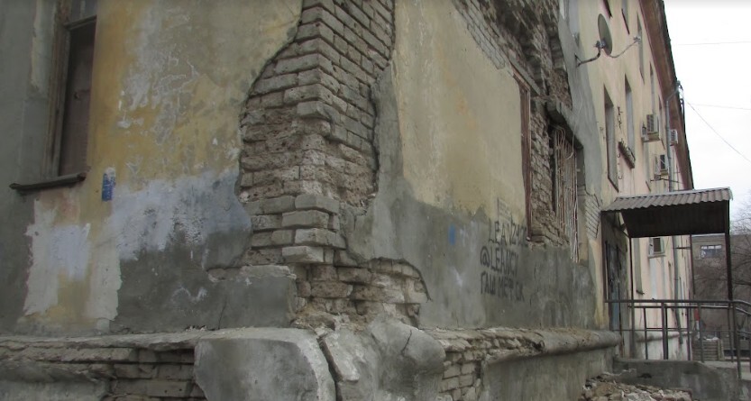 Обрушение фасада жилого дома №61 на ул.Кузнецова в Волгограде. Фото Вячеслава Ященко для "Кавказского узла".
