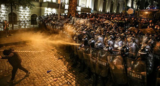 Сотрудники полиции во время акции протеста в Тбилиси. Фото: dynaimage.cdn.cnn.com https://eadaily.com