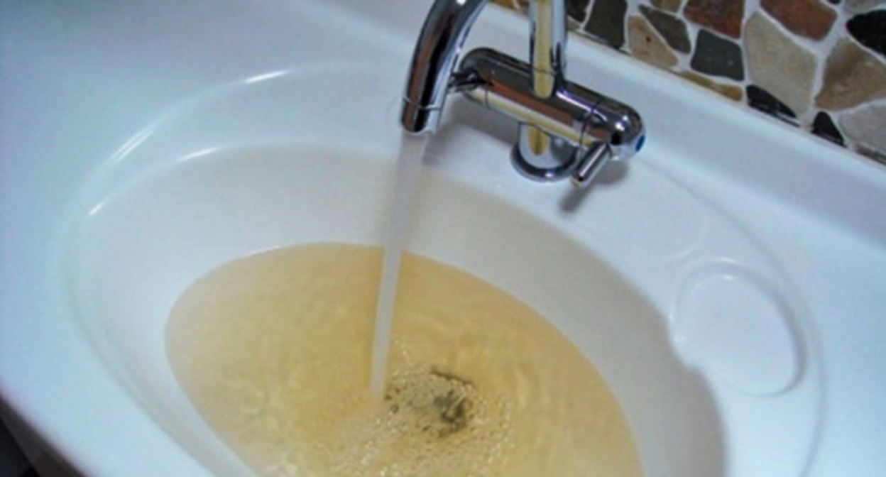 Некачественная водопроводная вода. Фото: http://www.riadagestan.ru/news/health/dagestanskiy_rospotrebnadzor_prosit_naselenie_ispolzovat_tolko_kipyachenuyu_ili_butilirovannuyu_vodu/