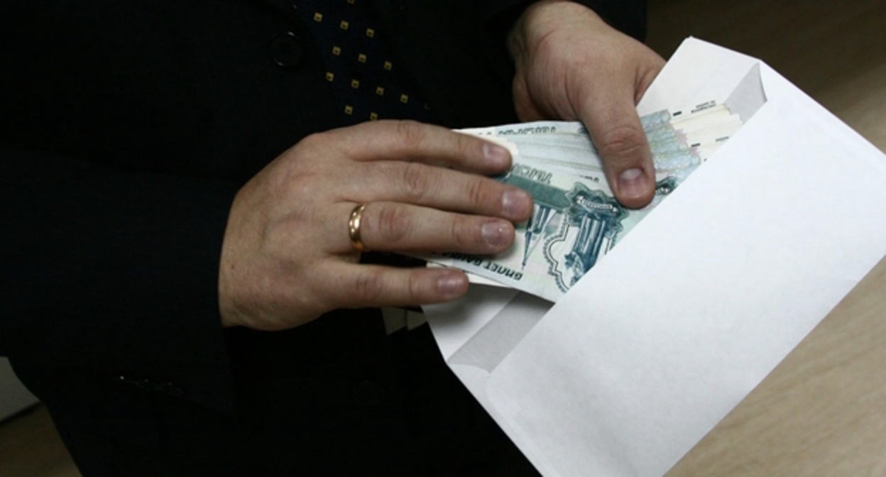 Зарплата в конверте, фото: Елена Синеок, "Юга.ру"